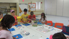 Camp de jour 2012 – Groupe faisant du bricolage