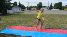 Camp de jour 2012 – Fille jouant sur l'eau