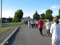Groupe marchant pour l'inauguration de la grotte de la Vierge Marie